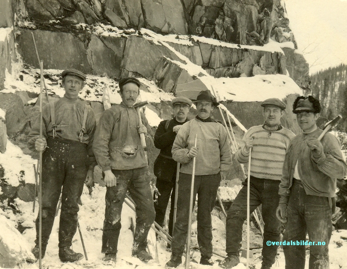 Under arbeid med bygging av steinmur for å lette fløtingen i Helgåa ved Bekkalunet en gang mellom 1915 og 1920. Foto M.P. Moen. navnsatt av Håvard Elnes.