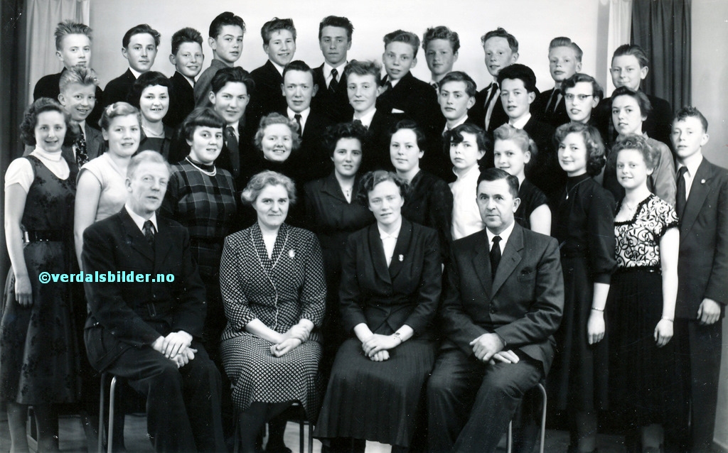 Nynorskklassen 1957/58 som holdt til i Herredshuset.<br>Utlånt og navnsatt av Anne Marie Øgstad.