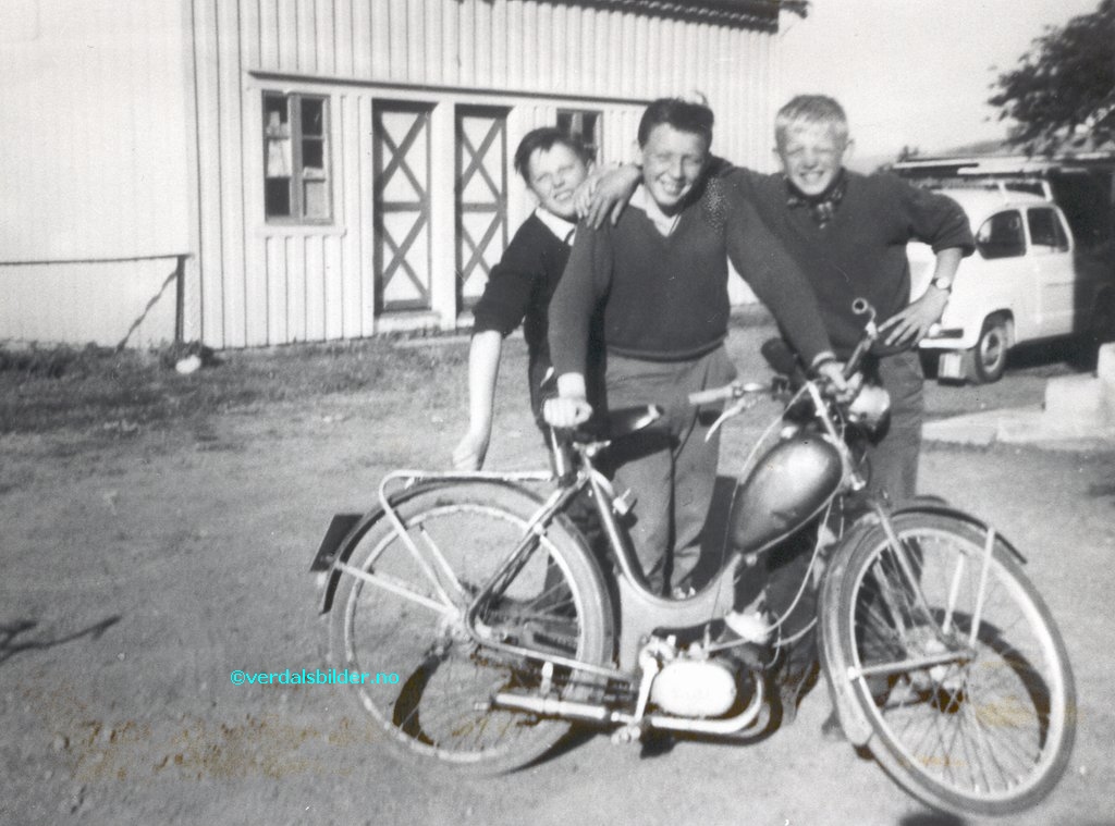 Bildet er tatt på gårdsplassen til John Strand i 1962. Mopeden tilhører Paul og er kjøpt hod Bremseth for kr 200