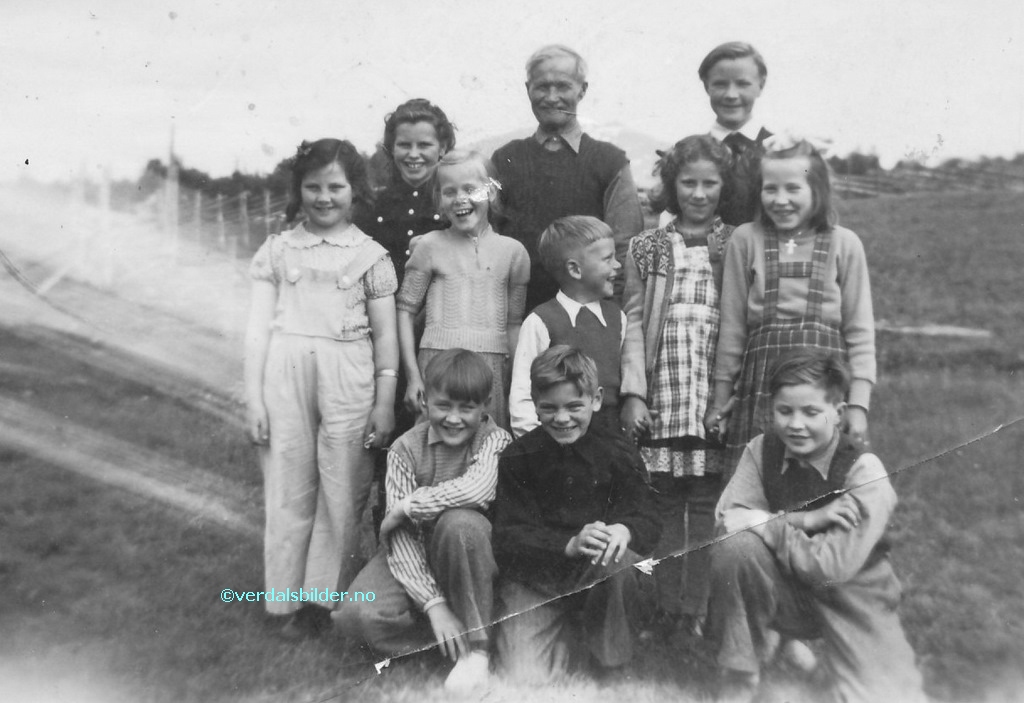 Barn fra Vera sammen med Jo Grønås i Strådalen ca 1950. Jo var bosatt innpå Grønås Lappläger. Utlånt og navnsatt av Odd Petter Haldorsen.