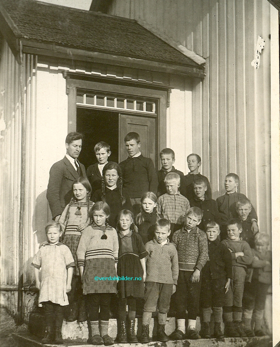 Elevene ved Vera skole samlet på kapelltrappa i 1928. Utlånt av Liv Liberg. Hjelp til navnsetting, Iver Tronsmo.