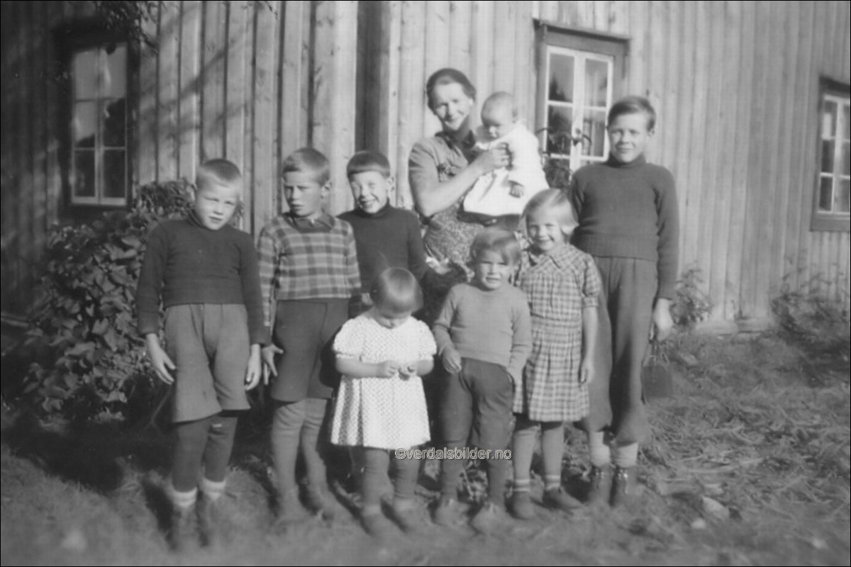 Mor, Gudrun Jermstad, med sju av barna pluss en nabogutt. Det ble tilsammen ni søsken.(Ragnhild Jermstad Helden og Tor Jermstad ikke med her). Bildet utlånt av Marit Skjerve. Hjelp til navna, Tor jermstad.
