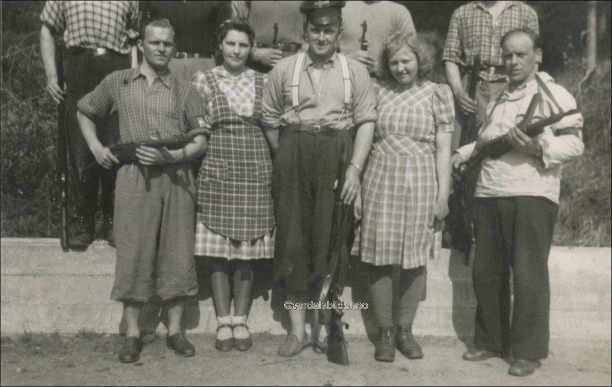 Noen av vaktstyrken i Vaterholmen etter krigens slutt i 1945. Damene var antagelig ansatt som hjelpere med renhold og matlaging. Utlånt av Asle Rindsem. Hjelp med navn Magne Årstadvold.