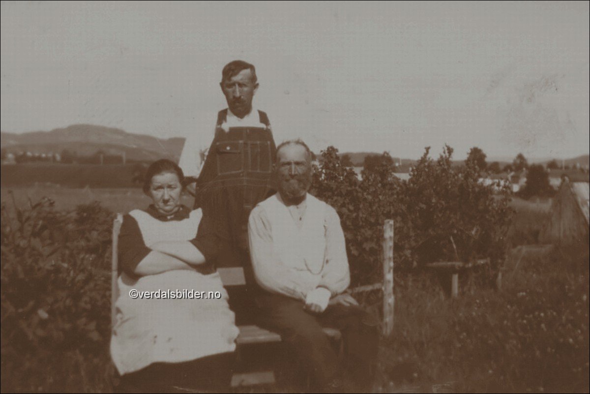 Ole Tømmeråsvald Mikalsen utvandret til Amerika i 1905. Her på besøk hos sin søster Hansine Grande på Ørmelen. Utlånt av Aud Garberg. Navn hentet fra boka 