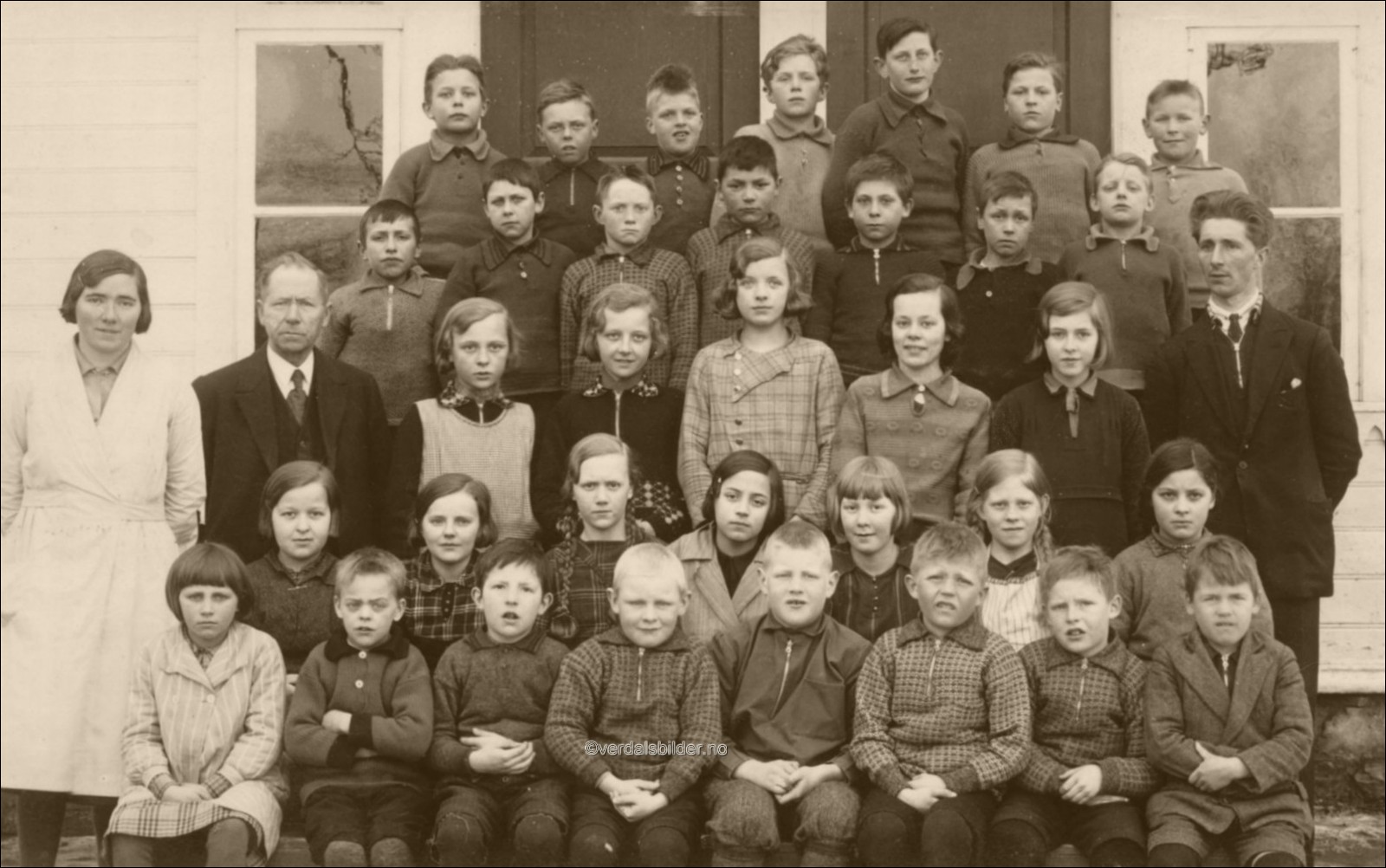 Elever fra skoleåret 1932/33. Utlånt av Einar Stene. Hjelp til navnsetting, Margit Selvik, Bernhard Granheim og Tormod Hofstad.