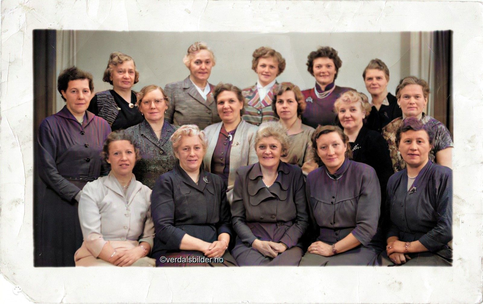 Dette var kvinneforeningen for de som hadde menn som tilhørte håndverksforeiningen. Utlånt av Elin Ward.