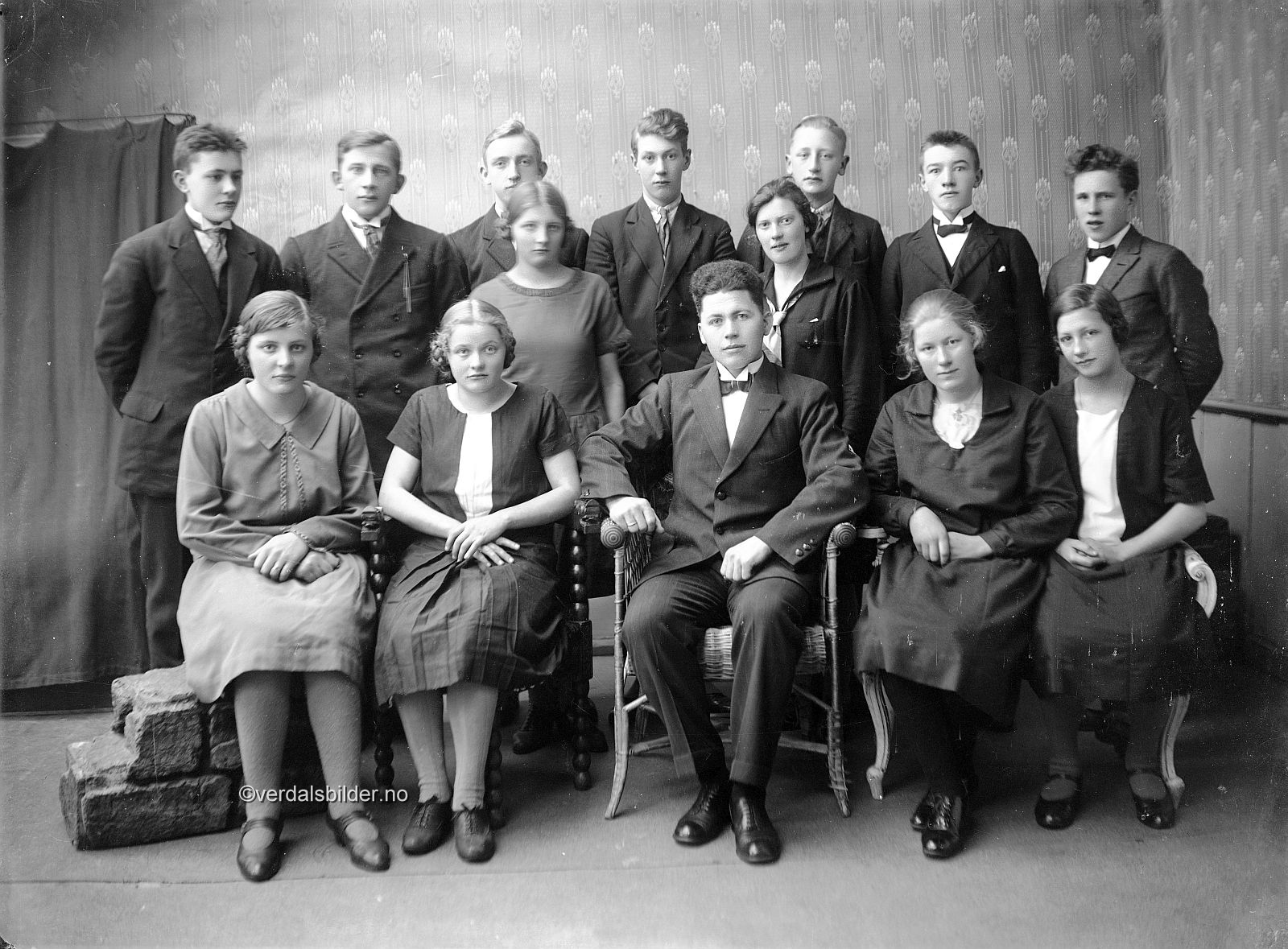 Høsten1927..&nbsp;Einar Aspås&nbsp;står på klasselista men mangler på bildet. Hjelp med navna Kjetil Dillan. Foto av Henning Andersson. Utlånt av SNK.