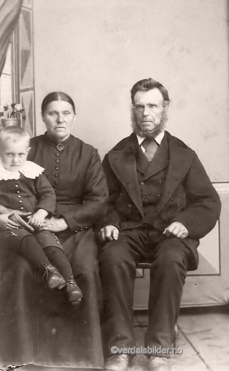 Ekteparet hadde ingen arvinger og dattersønnen, som sitter på fanget, <br>overtok gården i 1910. Han var driver fram til 1947. Utlånt av Svein Berg. Opplysninger hentet fra boka Heimer og Folk i Leksdalen.