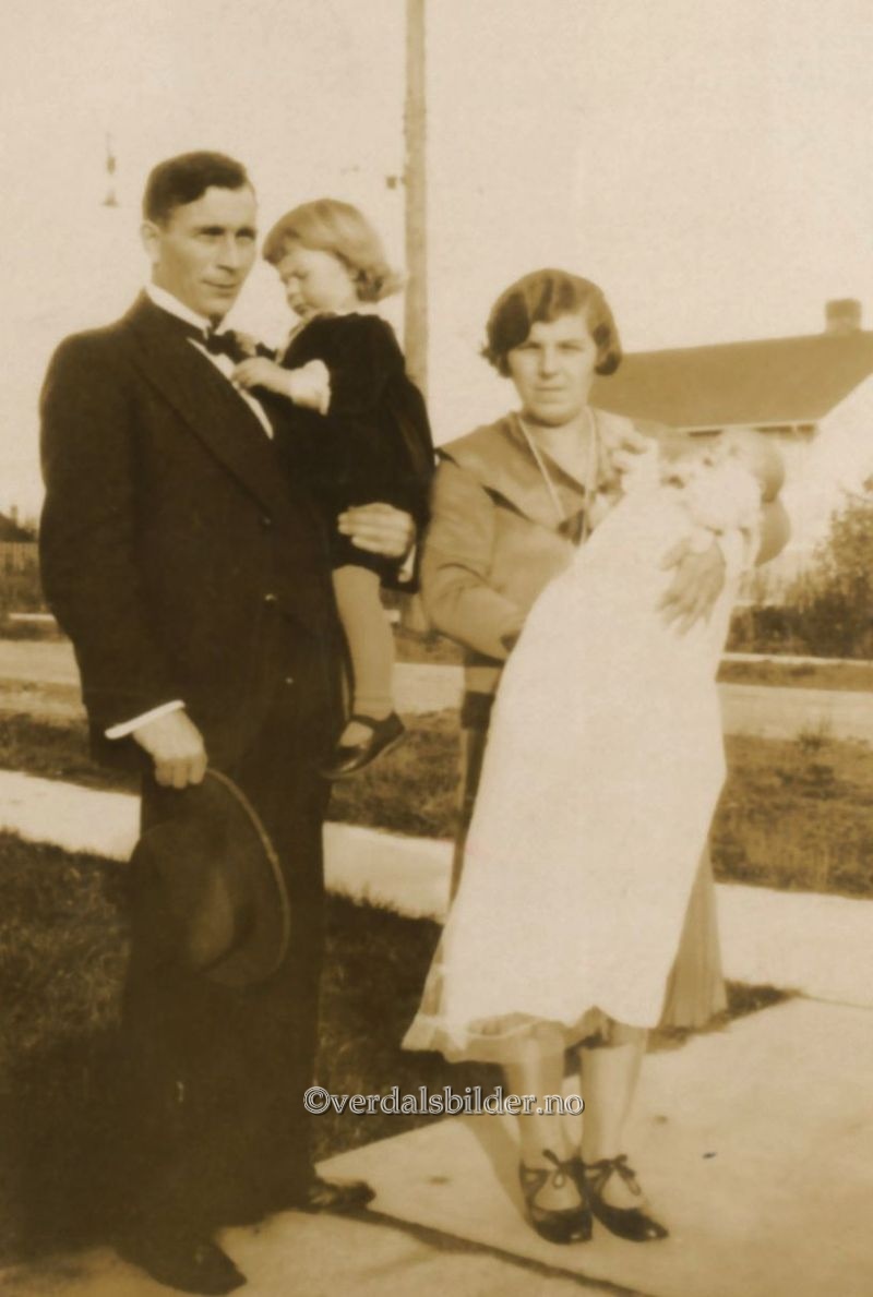  Foreldrene emigrerte i 1927, han i april og hun i desember. De var bosatt i Burnaby, British Columbia, Canada. Bildet er tatt på dåpsdagen til Elenor. Utlånt av Ellen Sørmo. Navnsatt av Solveig Ness.