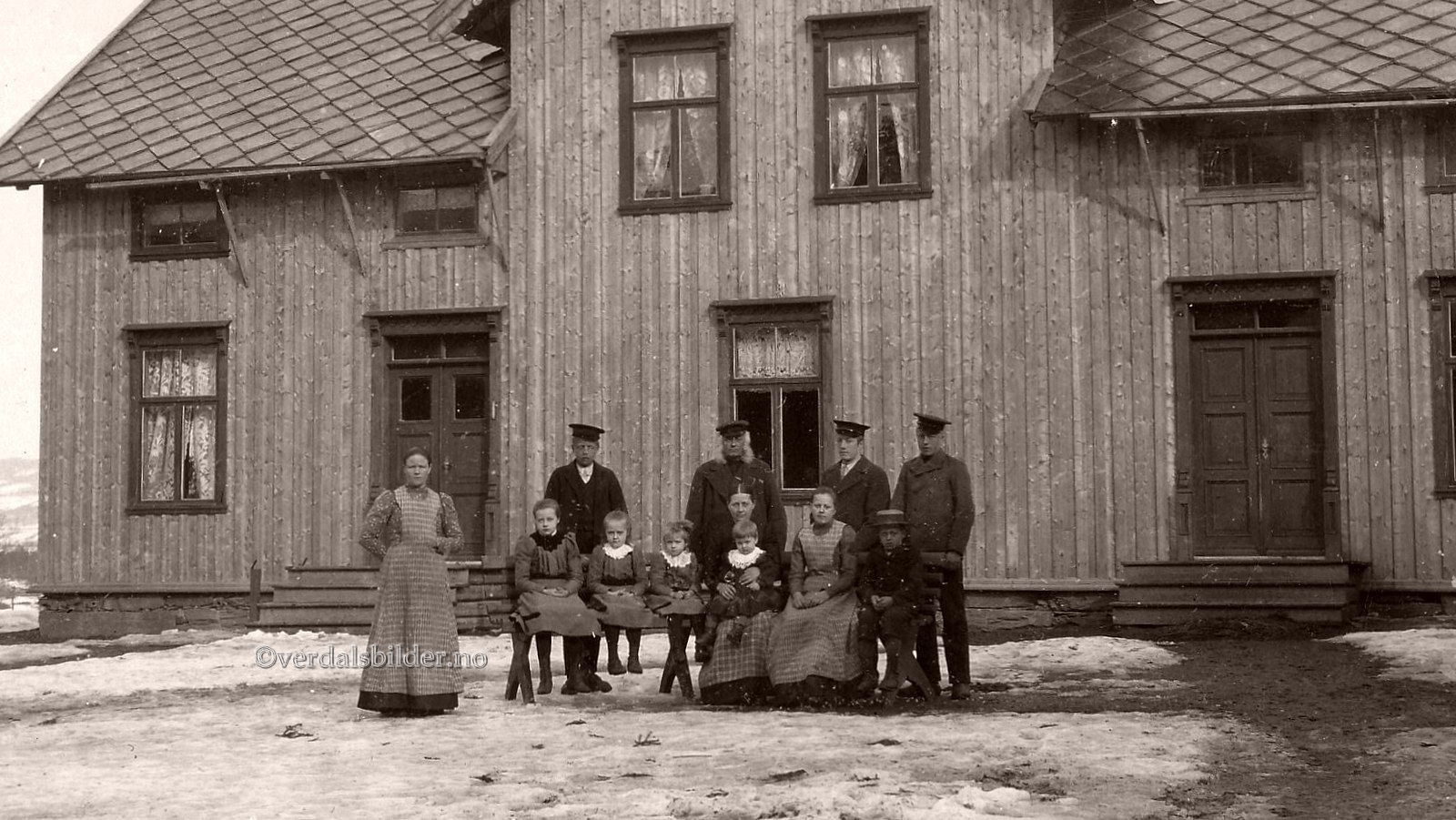 Den forrige heimen til familien ble totalt ødelagt av Verdalsraset i 1893. Elias bygde nye hus som de flyttet inn i 1904. Husa står her den dag i dag.