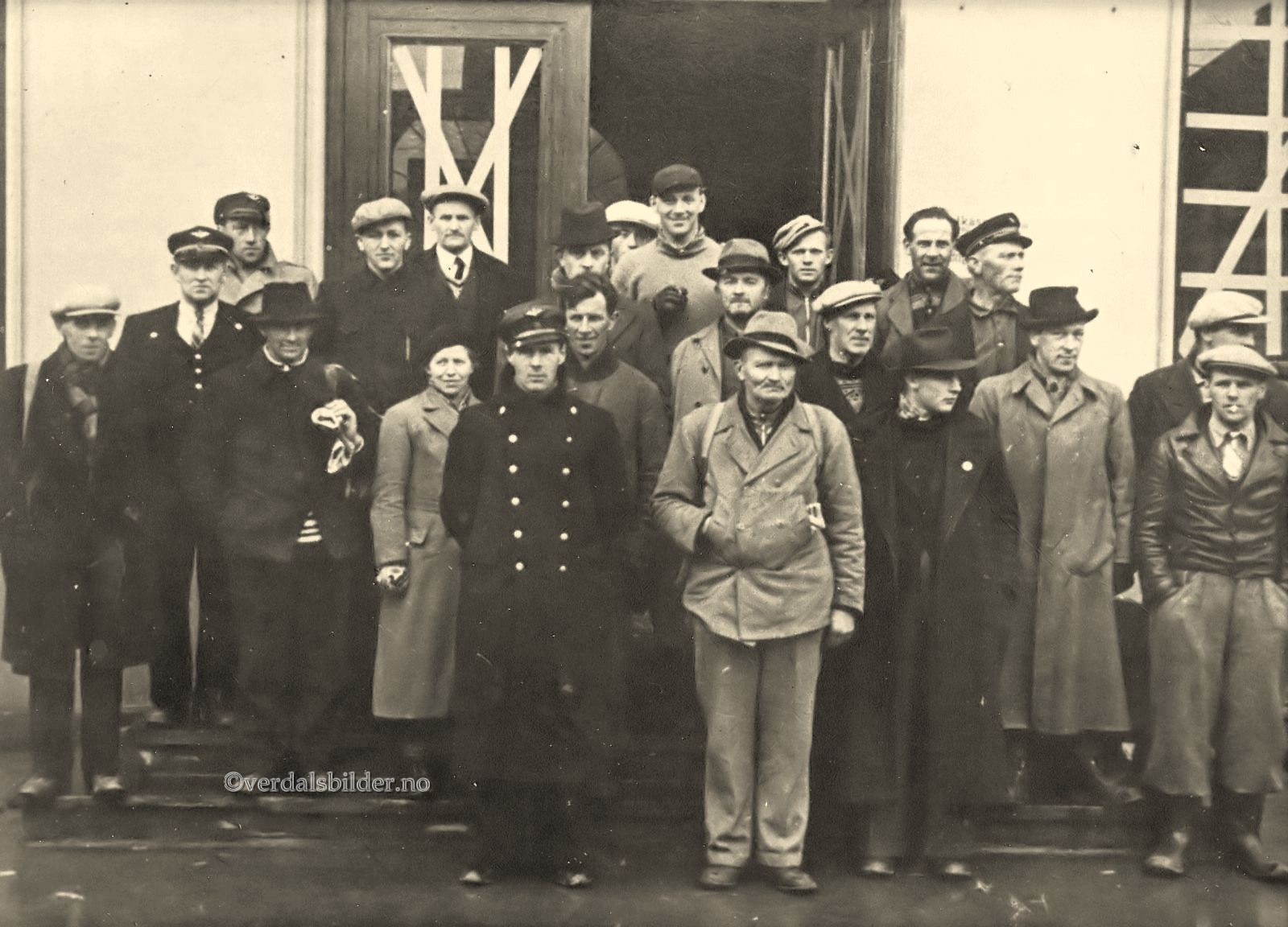  Disse personer, og tre karer fra Steinker samt Sigmund Hage, ble tatt som gisler av tyskerne  på Verdalsøra 21/4 1940. Her på trappa av Arbeiderforeningen i Trondheim. 