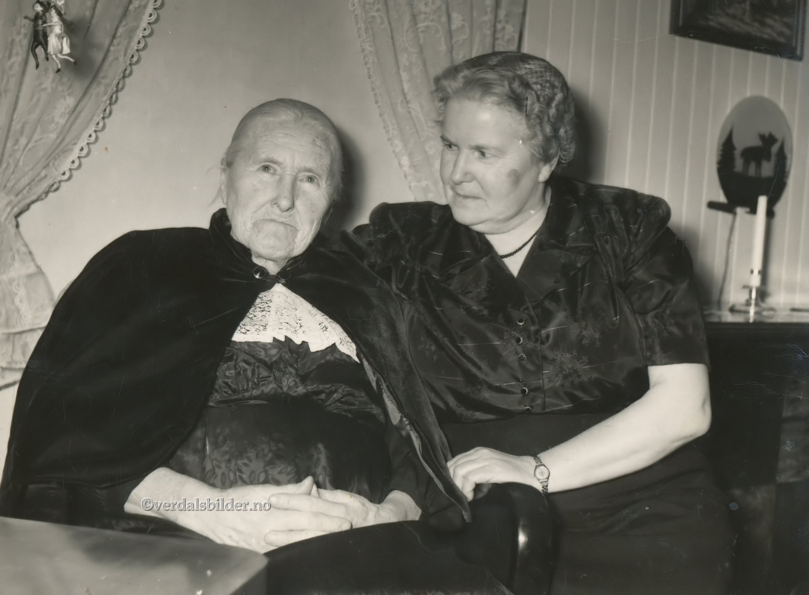 Julie var født i 1865 på Skrove nedre vestre og gift med første bruker på Hammer, John Johannesen Skrovesvald. Tok navnet Hammer etter flytting i 1893. Marie som var født 1895, døde ugift 1982. Bilde med navn etter Evald Lundkvist.