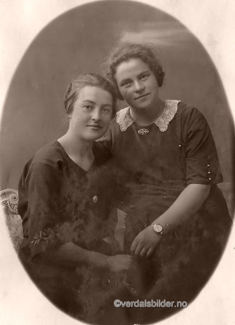 Magda ble gift i Levanger med Olav Matæus Ravlo <br>mens Magna ble gift på Lerfald vestre. I 1950-åra drev hun kafe i skytterhuset i Vinne. Begge født 1906. Utlånt med navna av Svein Berg.