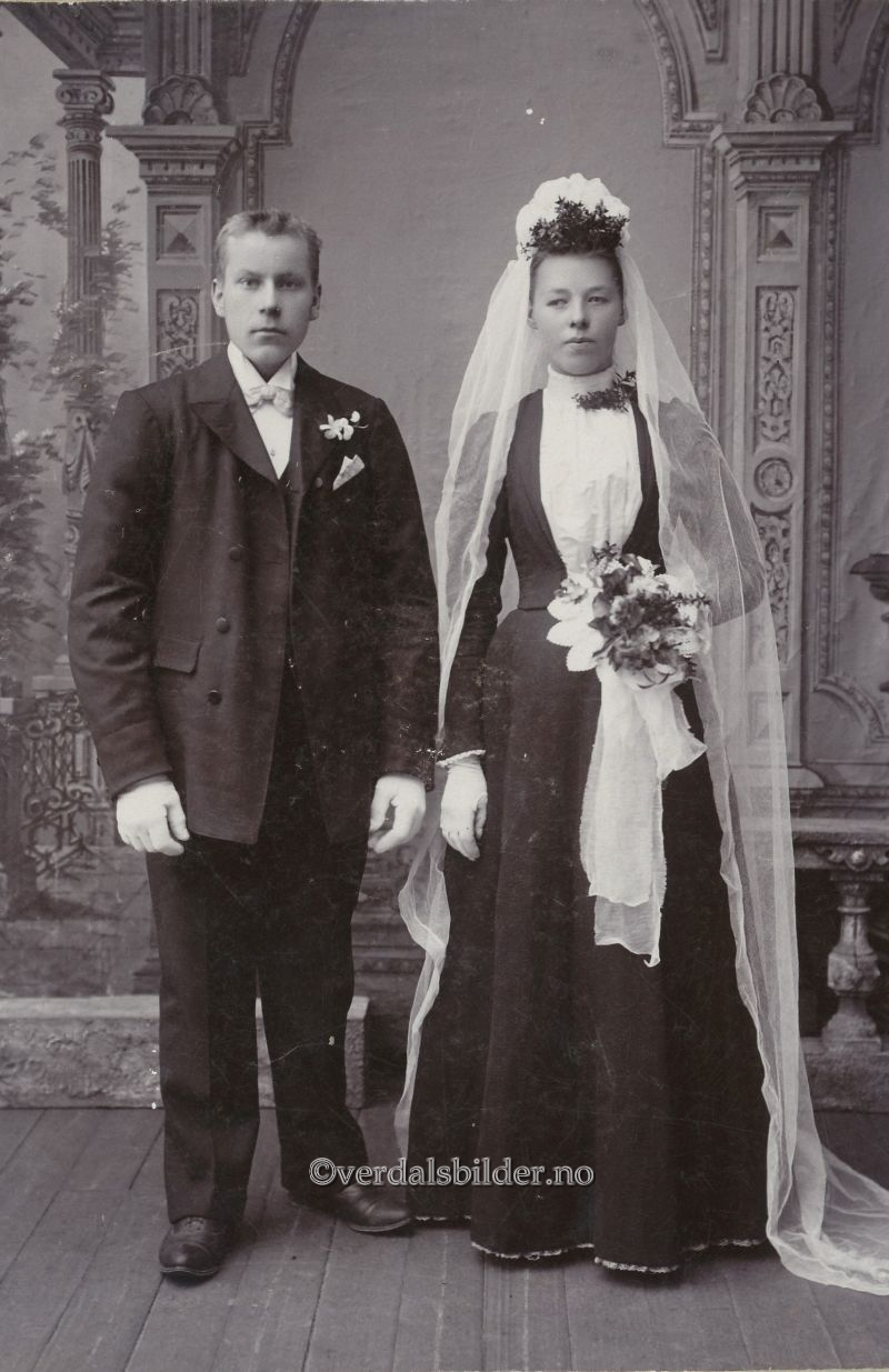 Foreldrene til Trygve Ingemar Tiller som drev som skredder og maufaktur i samme bygning. Før de overtok Garpen bodde de i Leksdalen. Utlånt av Albert Martin Tiller.