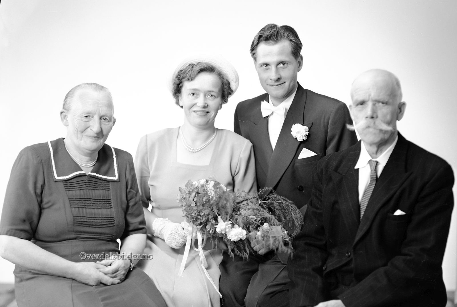 Brudeparet med brudens foreldre. Utlånt med navn av Håvard Elnes.