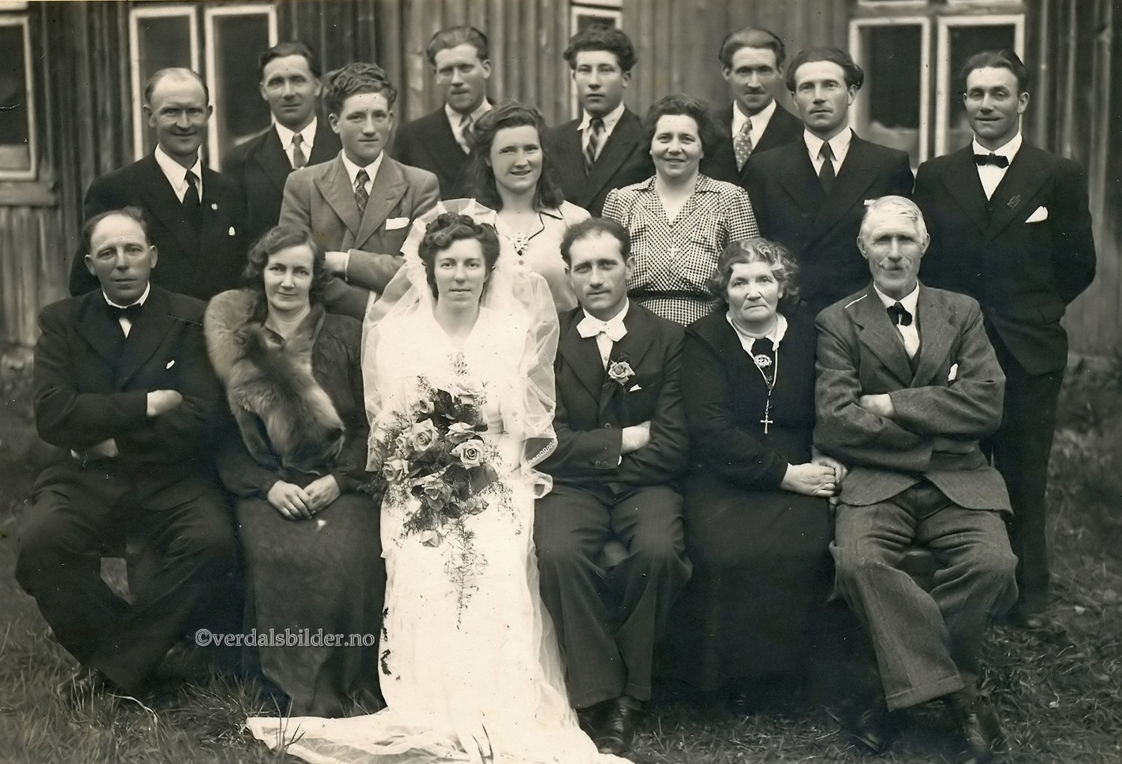 Bryllupet var på gården Klevstranden i Snåsa. Opplysninger fra Sigrun Helene Bakken. Bildet med navna utlånt av Magne Lustad.