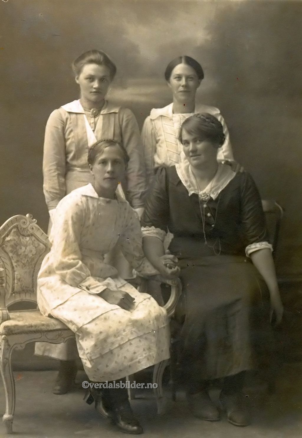  Anna utvandret til Amerika i 1922. Utlånt med navn av Iris Skoknes. Opplysninger hentet fra Helgådalens Bildearkiv.