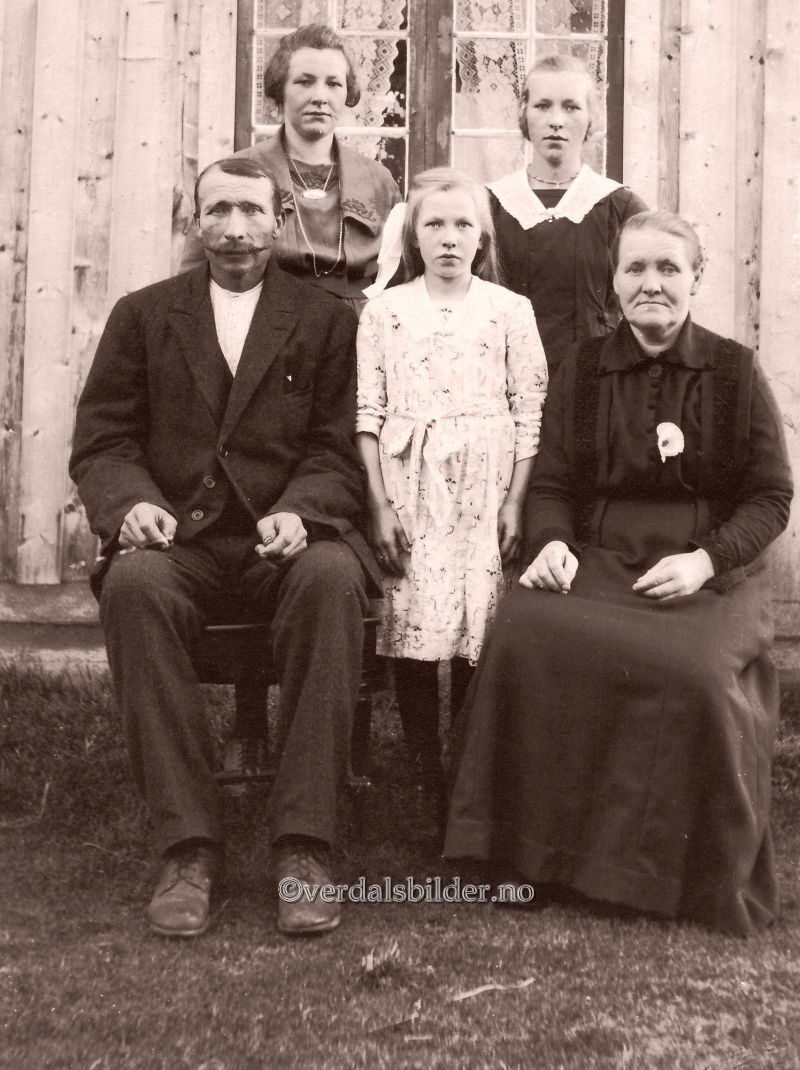 Ole og Hansine hadde også en sønn, Trygve, som døde i 1917 før han ble 13 år. Utlånt av Iris Skoknes. Opplysninger hentet fra Halgådalens Bygdehistorie.
