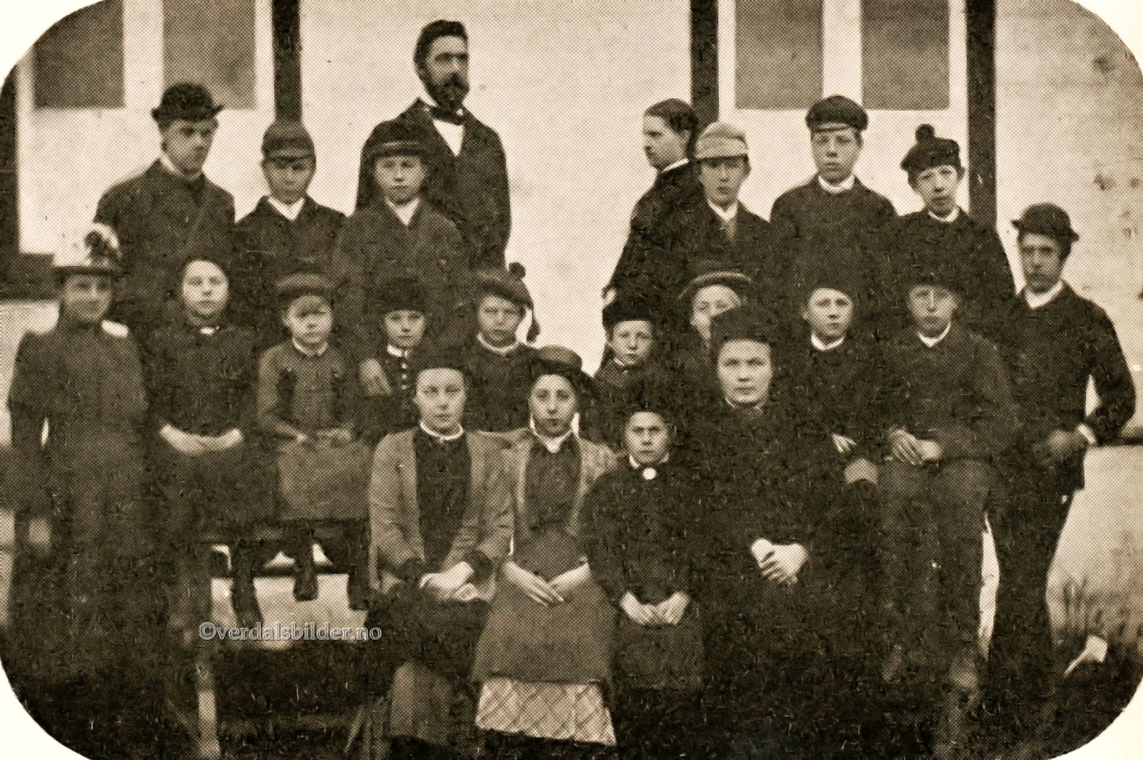 Den private middelskolen startet opp i 1881 og gikk inn 50 år senere, i 1931. Opplysninger og bilde hentet fra Verdalsboka bind  IIa.Ukjent fotograf.