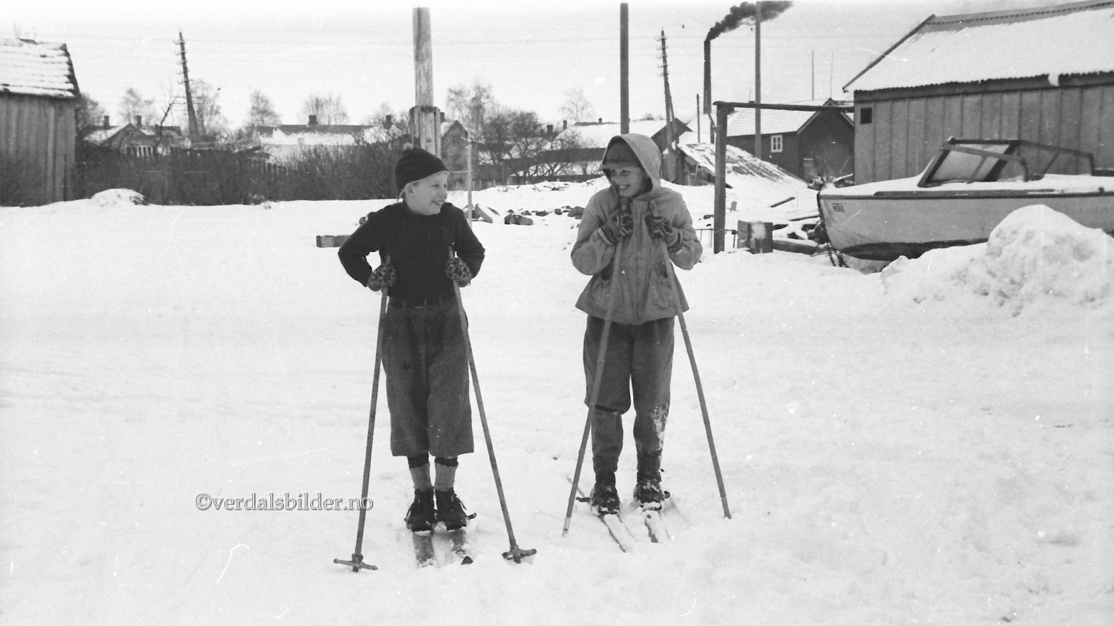 Kan det være restene etter Heggegården som ligg under snøen bak guttene?. I så fall må vel bilde være fra midten av 1950-åra. Bilde etter Olga Anderson.