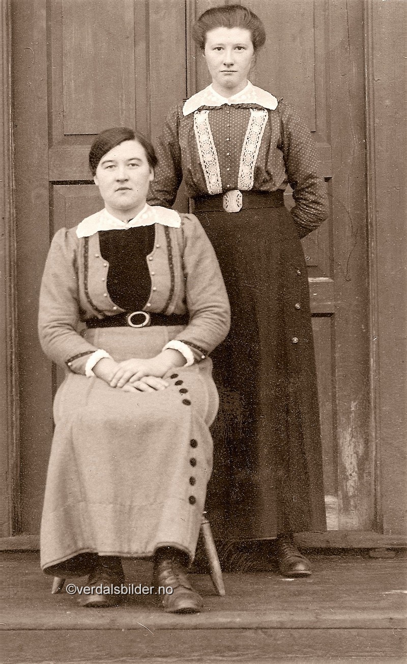  Anna, som var født på Julnesset i 1897, var gift med Martin Lustad. Anna døde i 1991. Beda var født på Ottermovald i 1894. Gift med Olaf Urvold og senere Isak kristiansson. Døde i Østersund i 1971. Utlånt av Iris Skoknes.