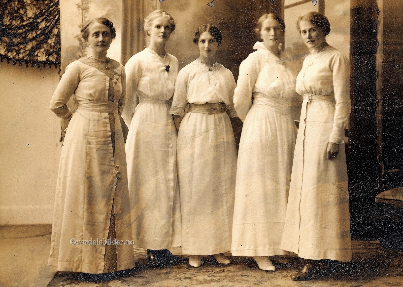 Tidfestet ut fra at to av damene er født 1893 og 1894. Bildet med navna er fra samlingen etter Olga Anderson.
