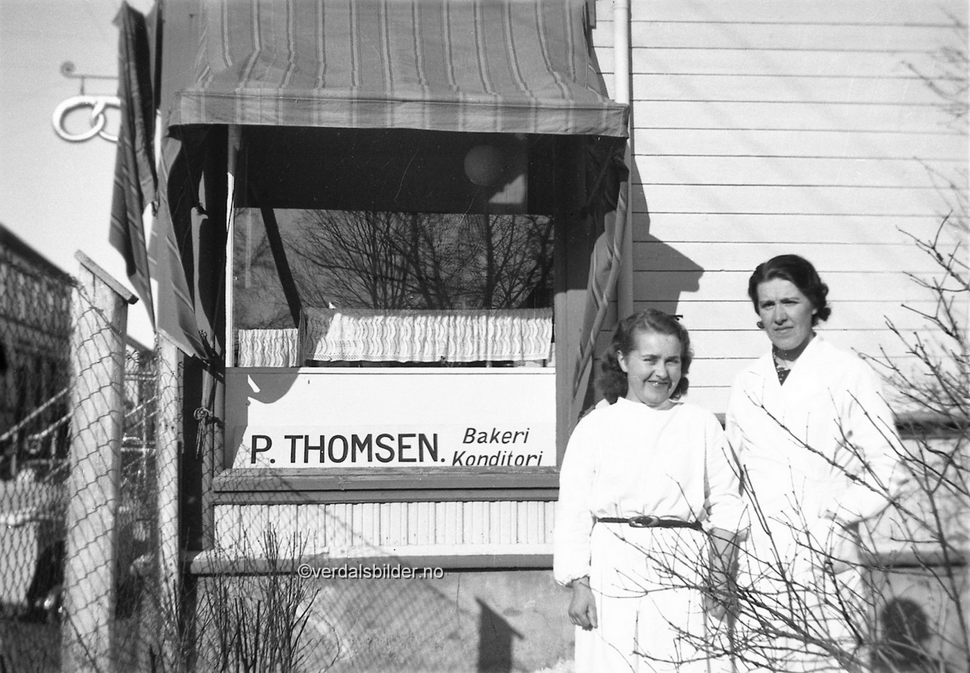 Ella var ansatt ved bakeriet/butikken helt fra før krigen til en tid etter bakeriet ble til Innherredsbakeriet. Utlånt av Einar Storhaug.