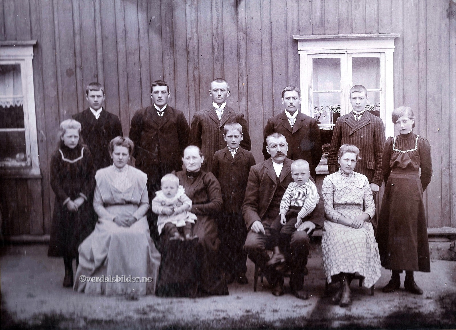  Her med 12 av 13 barn på gården Haugan sommeren 1912. Den trettende, Kari, døde i 1908 bare 2 år gammel.  Utlånt Tom Madell med opplysninger og navn.