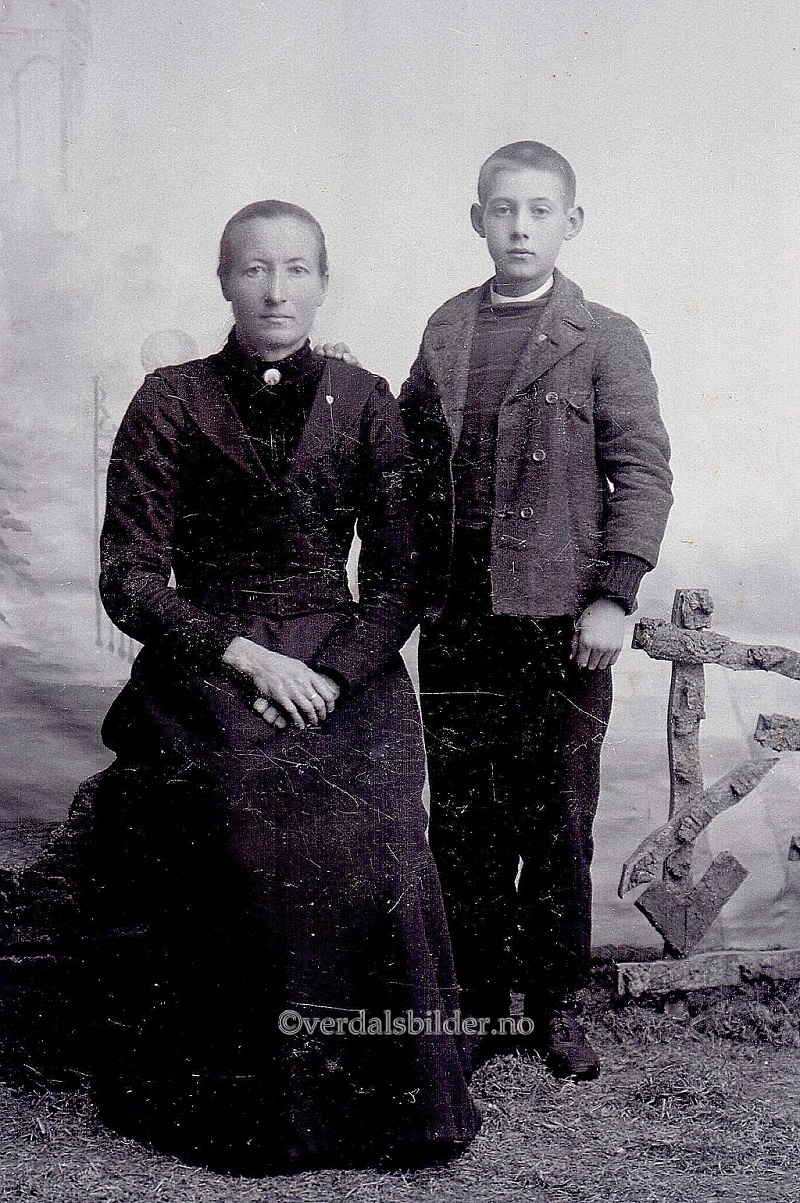  Ingborg Anna født 1862 på Guddingsvald, gift i 1891 med skomaker Ole Edvard Olsen Bjørkenvald (Skruddu),født 1869 på Bjørkenvald. Døde i 1951 i  USA. Han utvandret 1902, Hun dro i 1904 sammen med sønnen  som var født i 1892 på Bjørkenvald.  Bildet og opplysninger fra Kjetil Dillan.