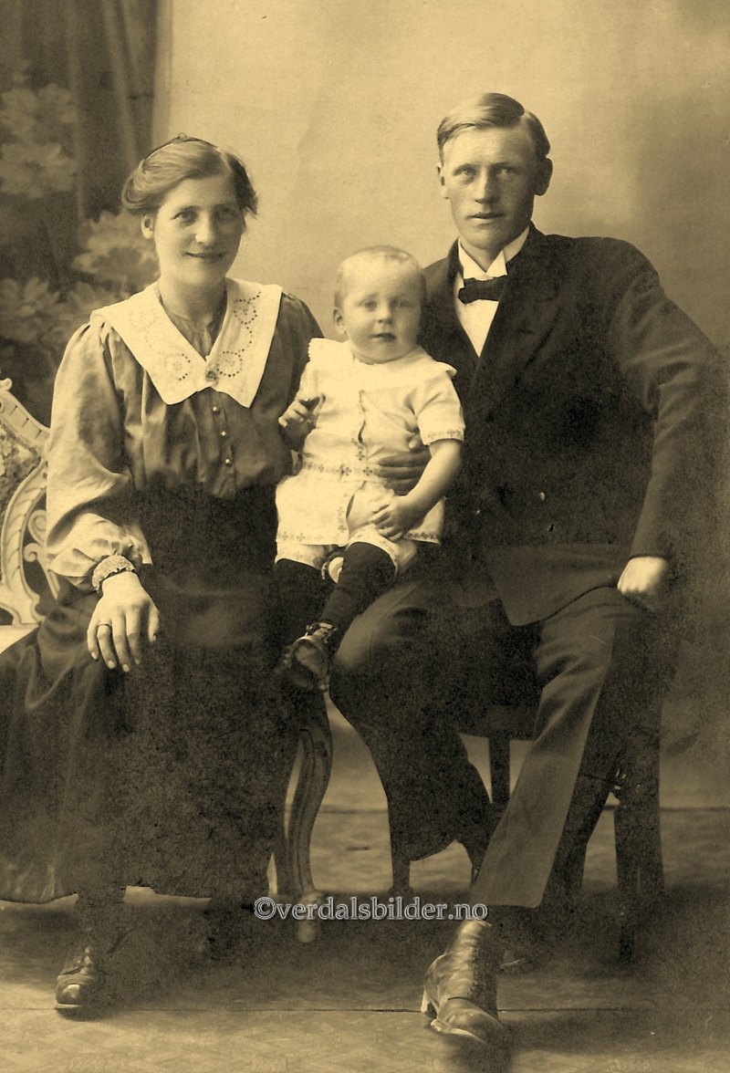 Familien bodde på Steinkjer. Edvarda var søster av Lorents Hogstad som bodde på Trones. Under folketellingen i 1910 var Anton registret som 