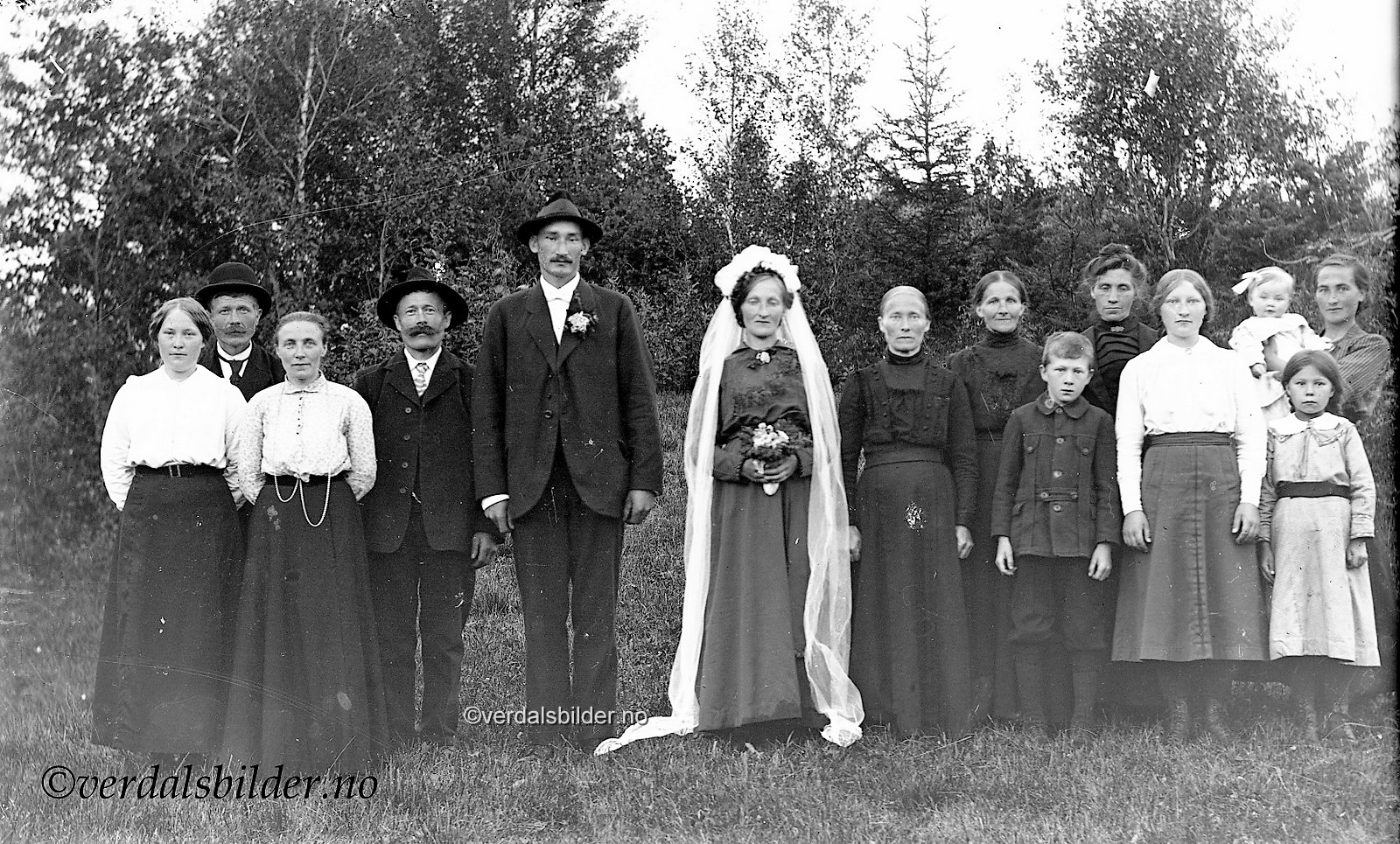 Paret, fikk tre barn, Karl Edvin, Sven og Helga, mens de bodde på i Vuku. Sven var bare fire i da han døde i 1924. Paret bodde flere steder i Vuku. Når barna kom var bosted Bredingsberg, Helberg og Nersveet. I 1926 flyttet paret til Kall hvor hun var fra. Han var fra et Ovandsjø i Sandviken kommun. Hjelp med opplysninger, Kjetil dillan. Foto av Ole Snekkermo som var forlover i bryllupet. Bildet utlånt av Kim Solberg. &nbsp;<br />
Fra Bjørn Kempe har en mottatt følgende kommentarer: <span dir=