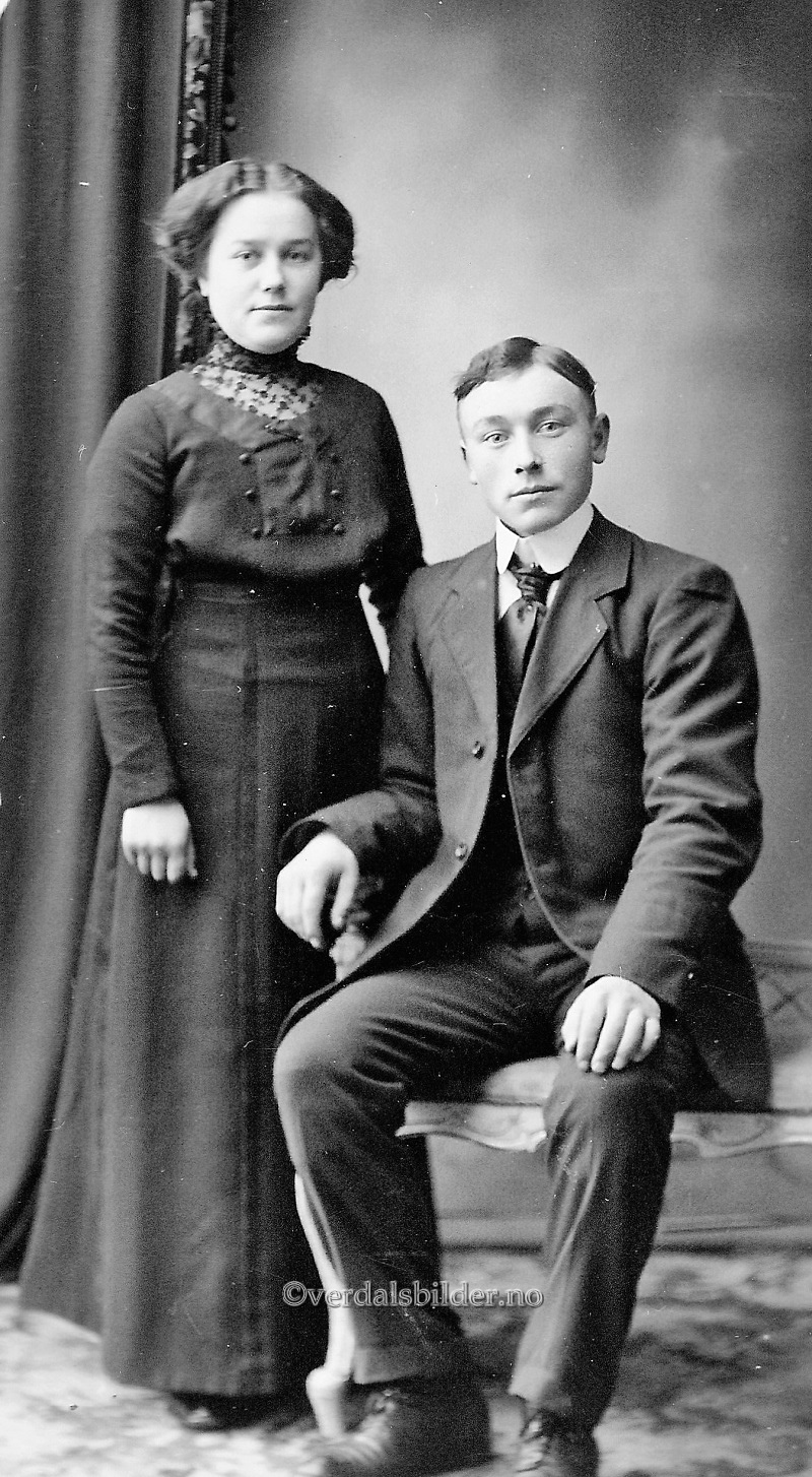 Foreldrene var Gunerius og Elen Birgitte Olsen. Utlånt av Marita Sekkenes. Hjelp med navn, Solveig Ness.