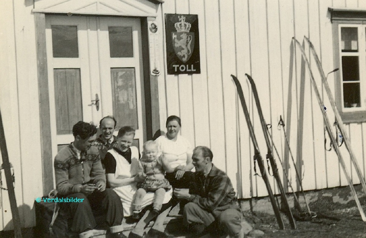 Skiltet på veggen bekrefter at Sveet var tollsted på den tiden. Utlånt med navna av Iver Tronsmo. Bildet ligg i albumet fra før.