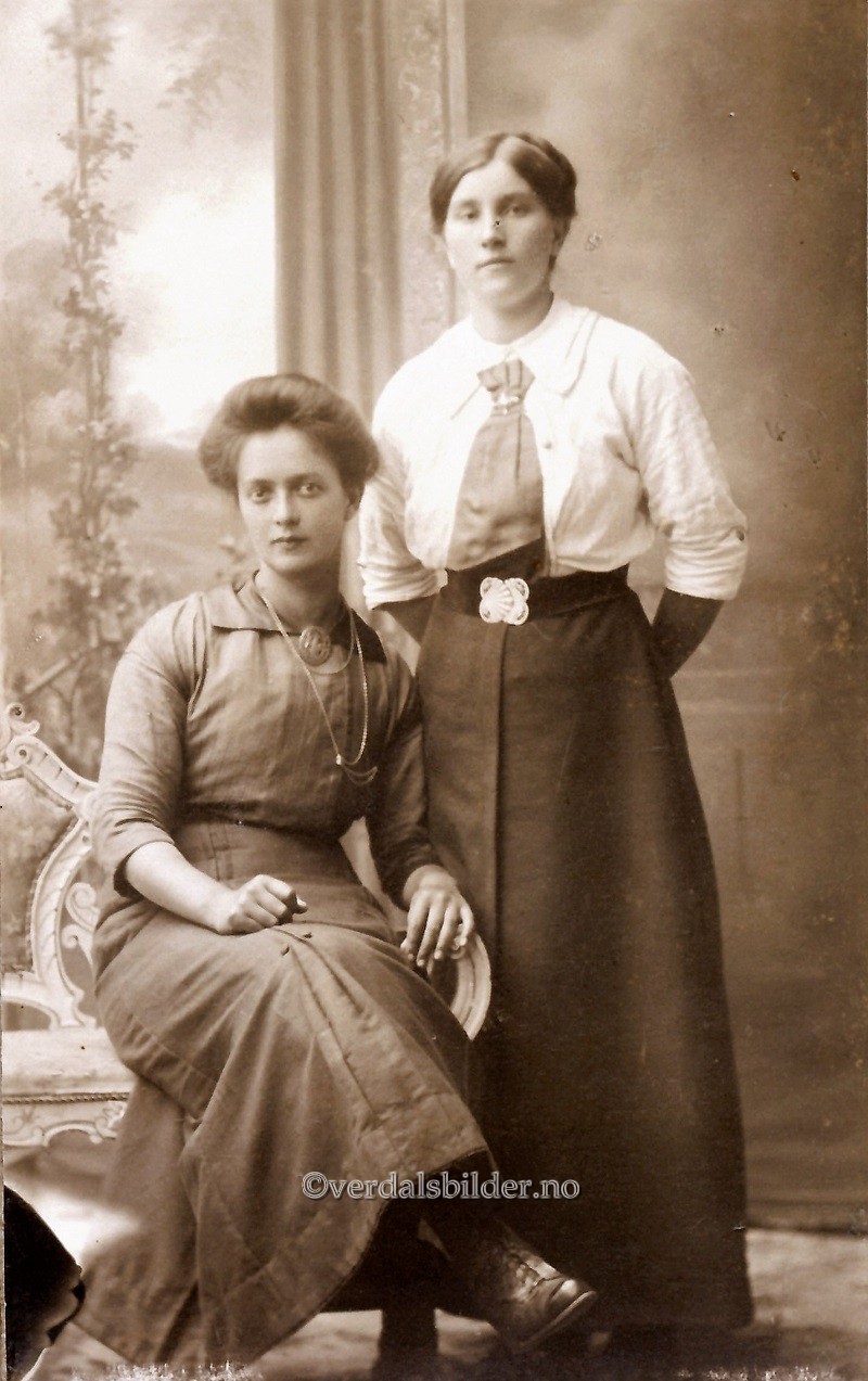 Sofie, født 1893, ble gift med Arne Okkenhaug på Kvelstad. Døde i 1990. Magda, født 1897, ble gift med Erik Røysing i Ogndalen. Døde i 1950. Opplysninger fra boka &quot;Heimer og Folk i Volhaugen&quot;. Bilde etter Bergljot Lein.