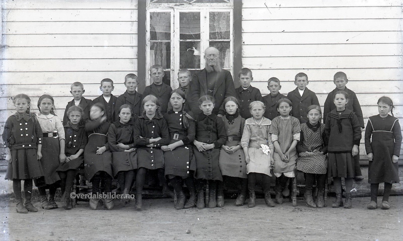 Bildet er tatt utenfor den gamle gammelskolen i Vuku av Ole Snekkermo. Utlånt av Kim Solberg. Navna er oppgitt av Marie Kvelstad&nbsp;i Innherreds Folkeblad 3. april 1979.