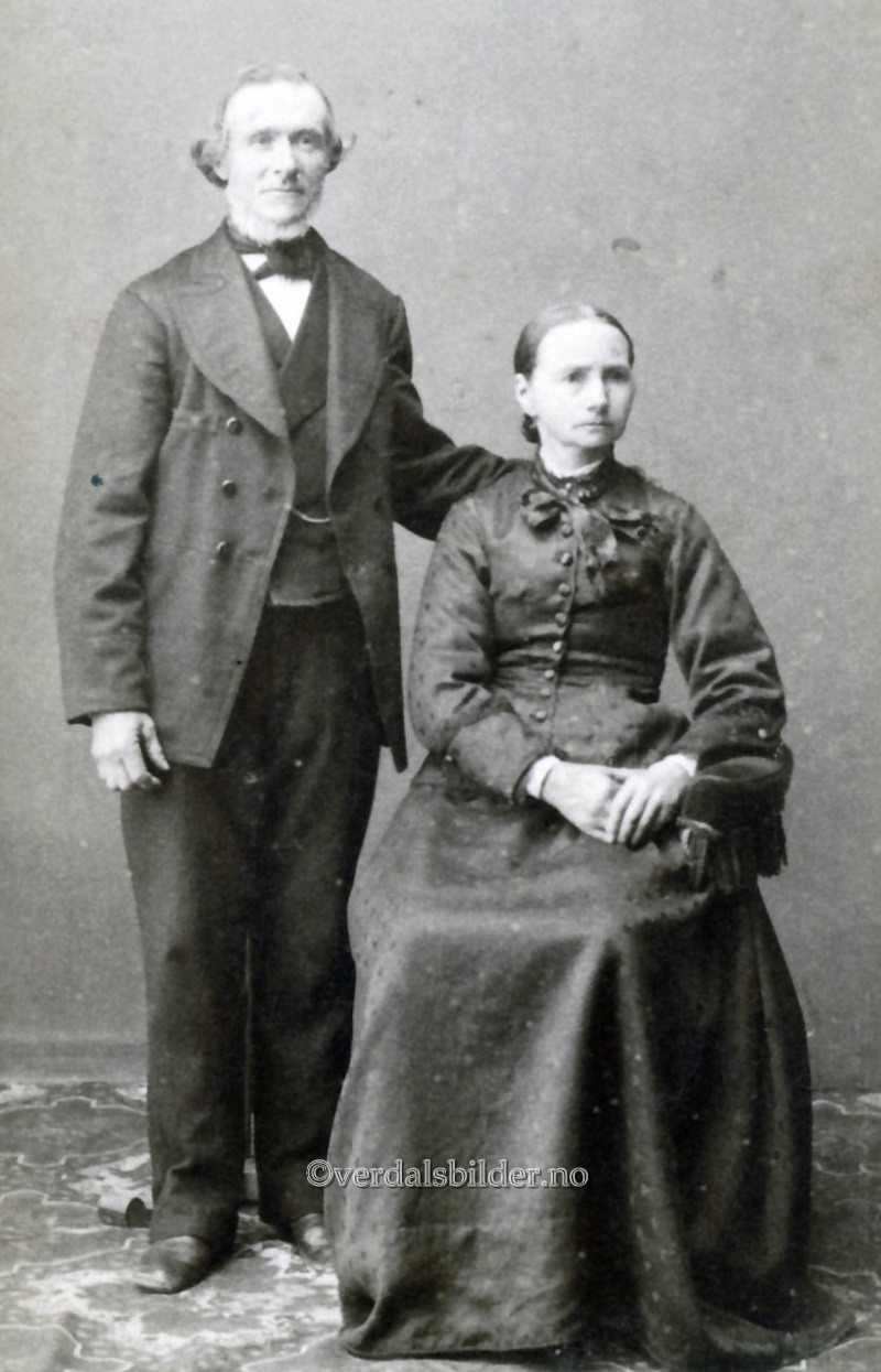 Bildet er trolig fra diamantbryllupet i 1911, eller gullbryllupet i 1901. Olaus var født på Holme i 1823 og døde der i 1916. Anne var født på Minsås i 1827 og døde på Holme i 1914. Bilde etter Bergljot Lein.