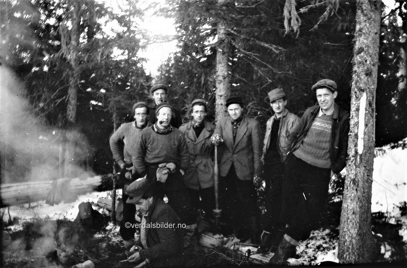 Her har de de besøk av folk fra ledelsen i Holmen en plass i Værdalsbrukets skoger i Inndalen/Sul ca år 1950&nbsp;Utlånt av Magne Årstadvold.