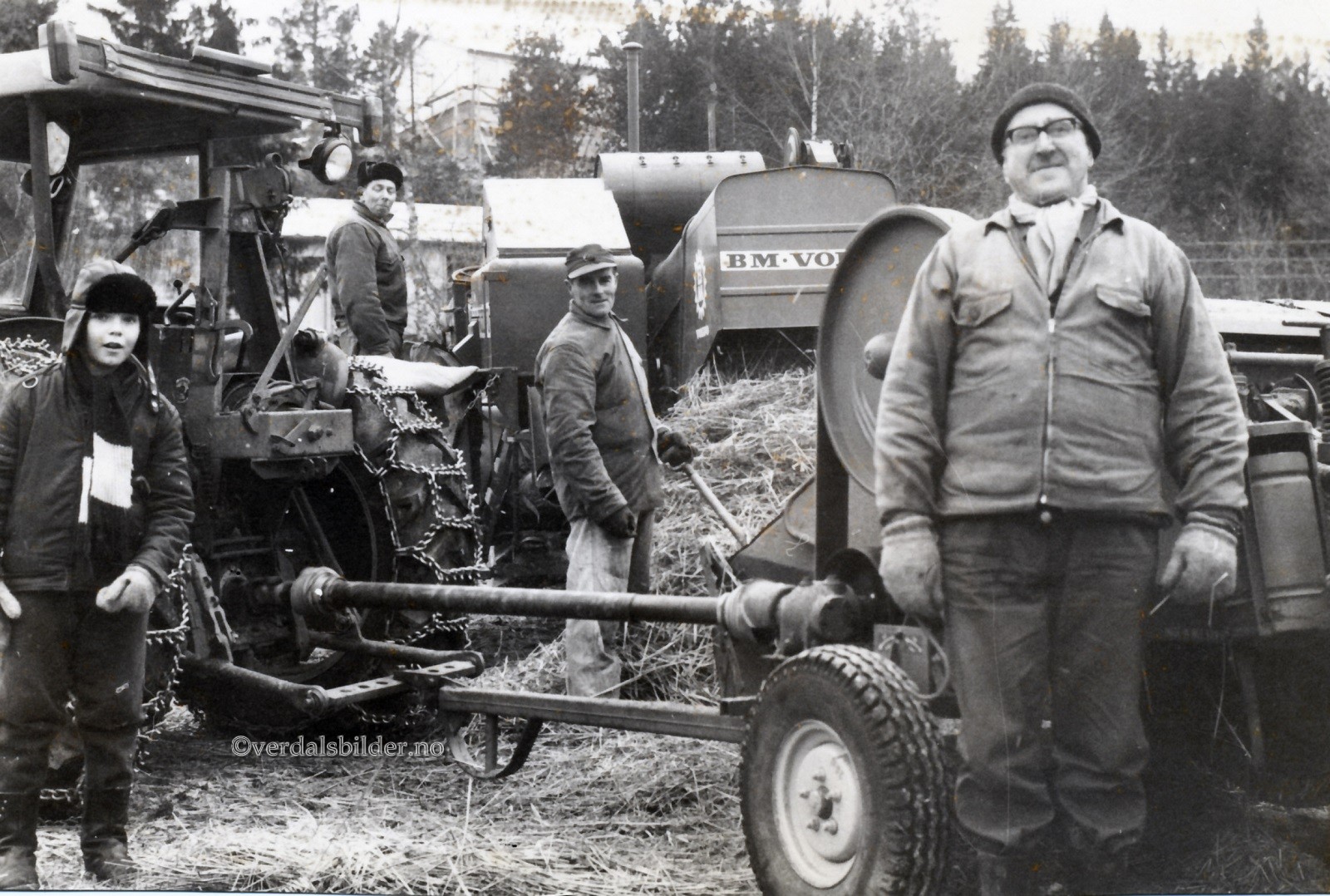 På grunn av umulige innhøstingsforhold høsten 1971 ble mye korn stående ute. Men ut på vinteren ble det barfrost og det ble tresking i kuldegrader. Kvaliteten på det kornet var vel så som så. Utlånt av Einar Melby