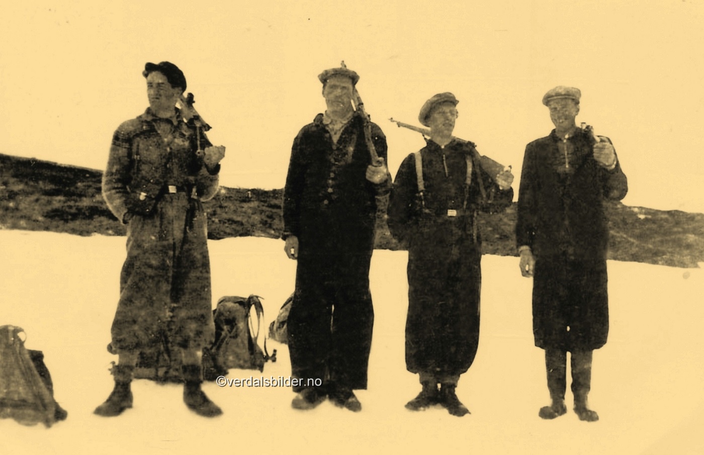Unge inndalinger fotografert på Sør-Fjella i forbindelse med undersøkelse av setervollene på leting etter nazifolk. Bildet utlånt av Oddmund Stensmo.