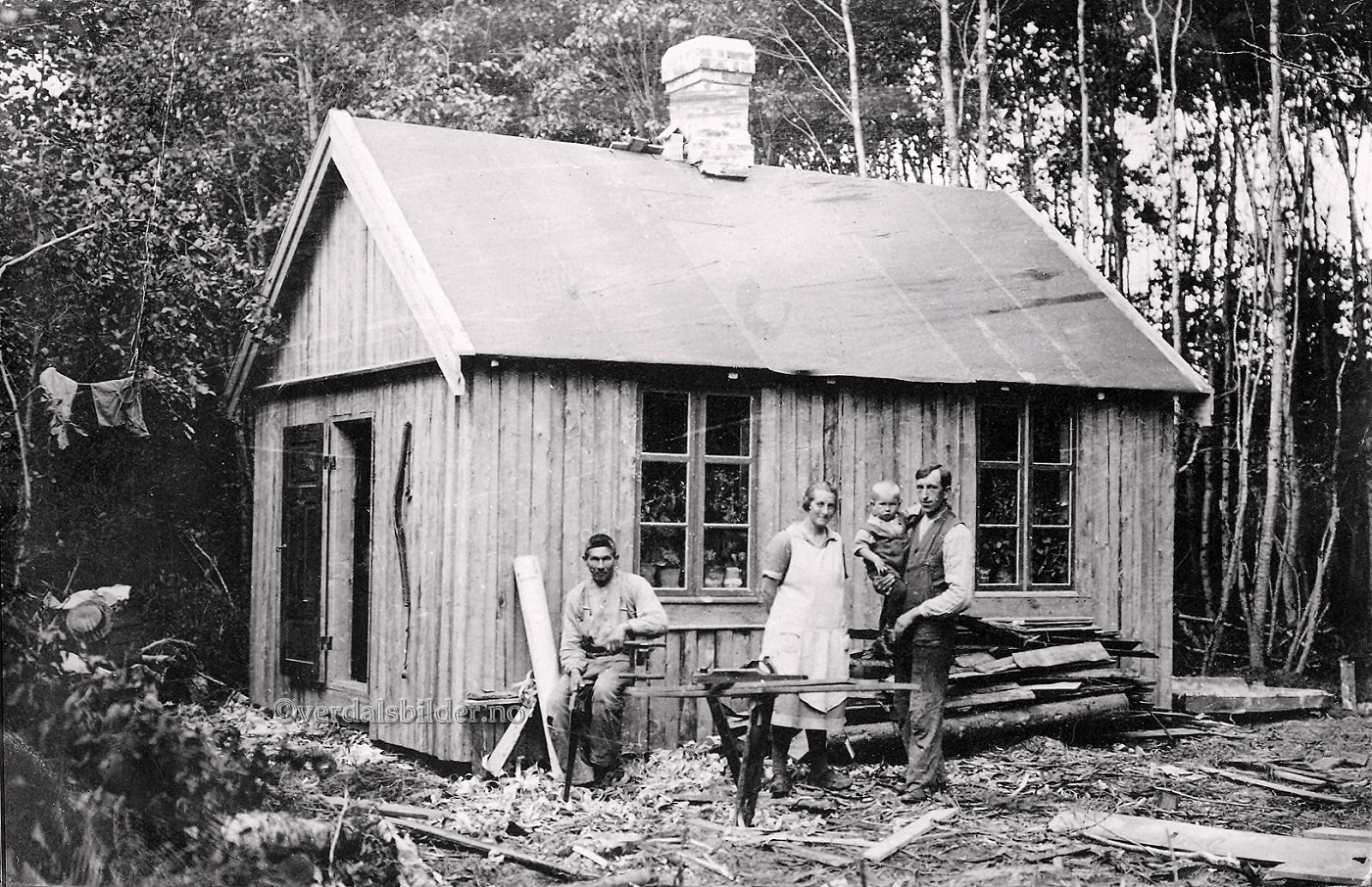 Ett av de første husene etter nydyrkingen i Raset etter rasulykken i 1893. Bildet er fra 1929, det året parsellen Lunnan ble skyldsatt. Bildet etter Ingvald Aksnes.