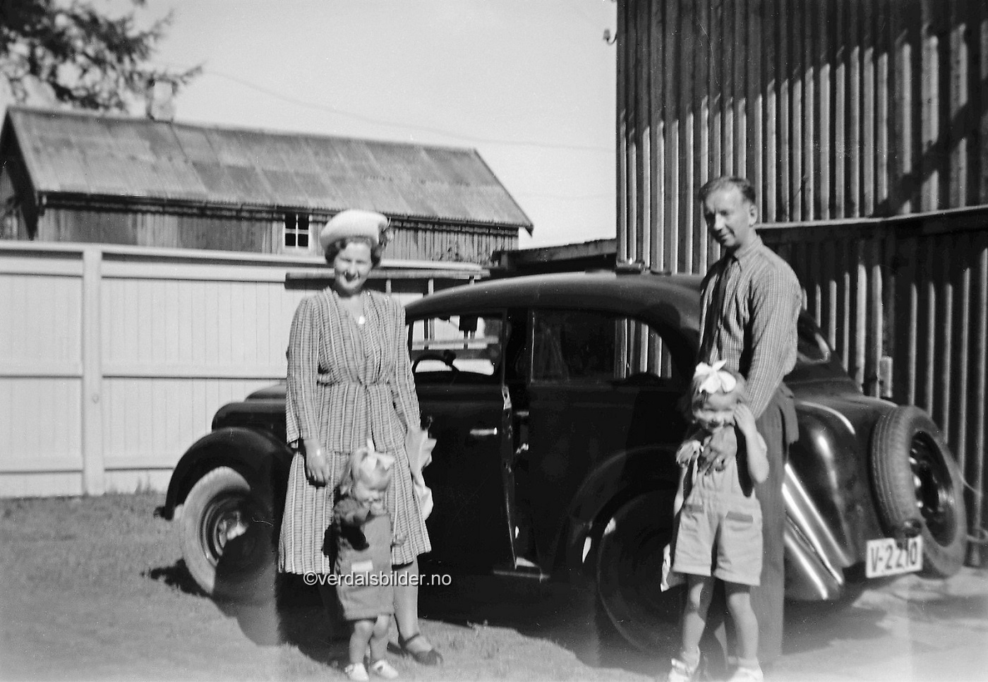 Bilen på bildet, en Opel, tilhørte Harry Olsen. Gerd Abrahamsson var datter av Olaf og Gudrun Storhaug. Bilde utlånt av Einar Storhaug.