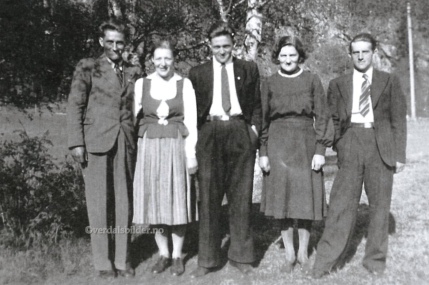 Bildet er trolig tatt i på andredagen i bryllupet til Eivind og Maja sommeren 1945. Ukjent fotograf.