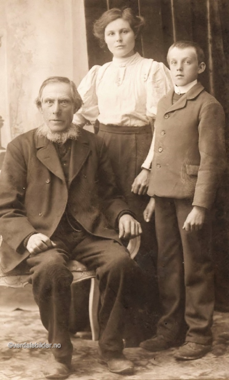 John, som var driveren av Overmoen, var gift med Anne Martha Fossnes. Hanna ble gift med Martin Mæhlen og de drev gården Mæhlen sammen med Martins bror Iver. Harald var født i 1899, utdannet seg som lærer men døde ugift i 1922. Bildet utlånt av Ella Aunet.