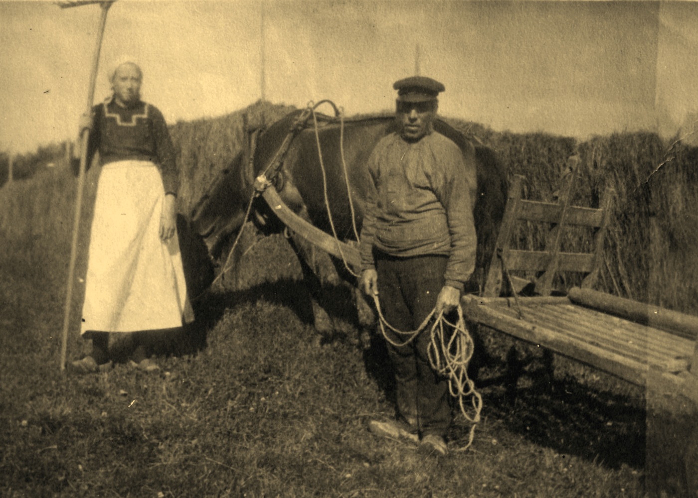 Busserull og tresko var vanlig arbeidsklær på den tid. Bildet utlånt av Annar Skjerve.