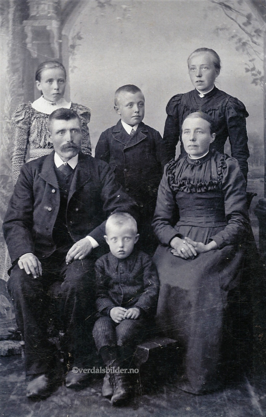 John Nelius Andersen var født i 1859 på Eklovald, sønn av handelsmann Anders Halvorsen, Trondheim, og Marta Nilsdatter, som var datter av husmann Nils Larsen Eklovald.
