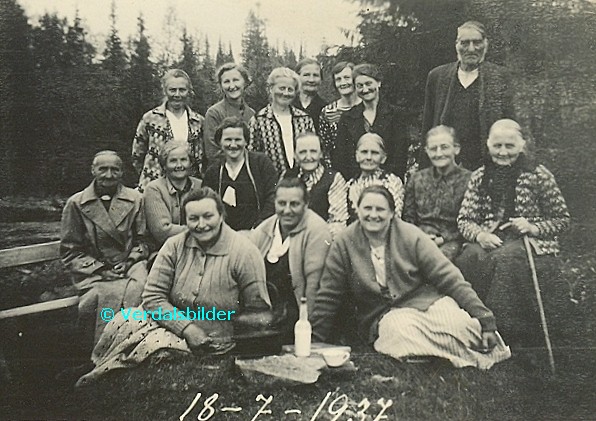 Eldre damer fra Ness på tur til Kjærringnesset i Sul i 1937