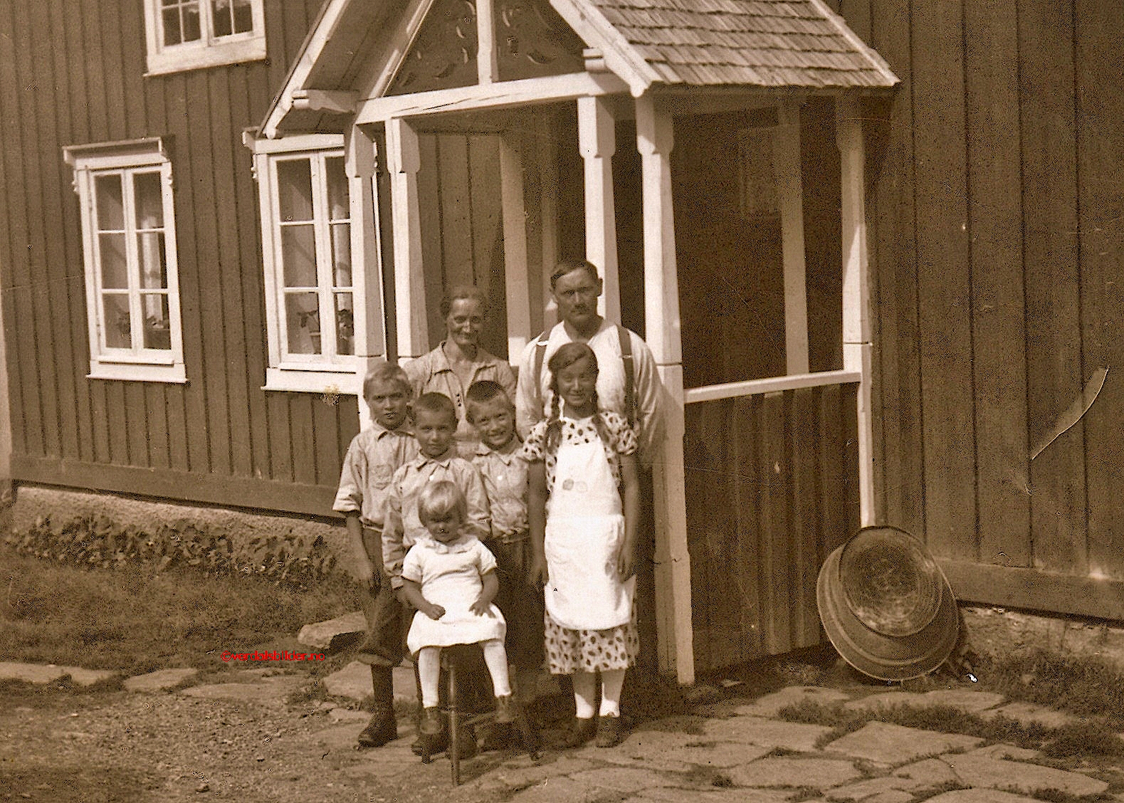 De to eldste barna, Ole og Knut var ikke til stede. Bygningen er flyttet til Museèt på Stiklestad. Utlånt av Josef Bjørgvik.