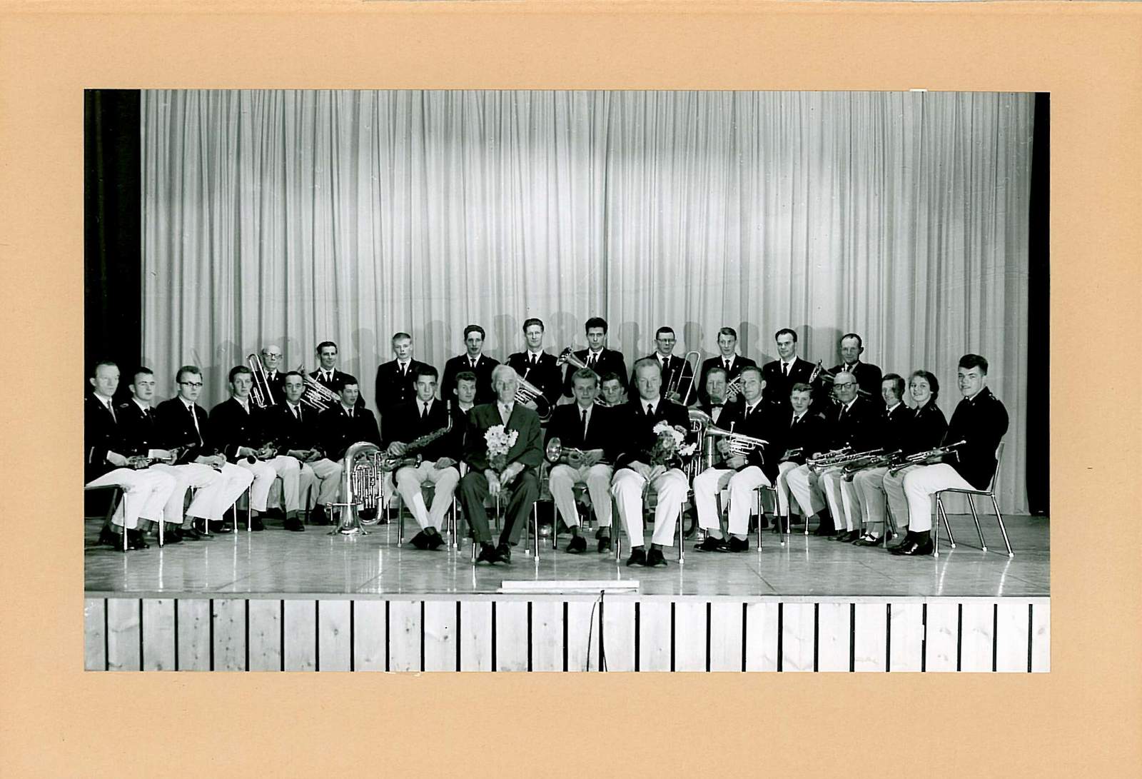 Helt fremst korpsets første dirigent (i sivil) Jakob Solberg. På høyre fløy sitter korpset første kvinnelige medlem<br>
  Innsendt av Stig Arild Myhre.
