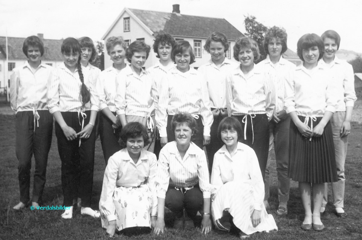 Jentene i 7. klasse ved Verdalsøra skole i 1958. Bildet er tatt ved gammelskolen på Øra hvor de hadde undervisning i håndarbeid. Samtlige 15 sydde likedan overdel eller bluse om en vil.