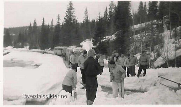 Skjærtorsdag i 1952  åpnet den nye hoppbakken Vargkollen i Sandvika. Da ble det kaos.